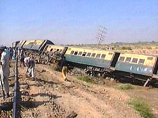 В крушении поезда в Мозабмике погибли более 100 человек