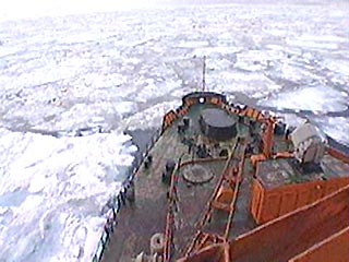 28 сухогрузов и танкеров уносит ледоходом в сторону Ледовитого океана на реке Яна на севере Якутии