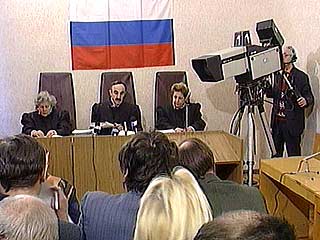 На заседании Северо-Кавказского военного суда по делу об убийстве чеченской девушки обвиняемый полковник Буданов сделал заявление об отказе от услуг адвокатов