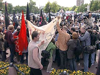 Антиглобалистов на Пушкинской площади разгоняет ОМОН
