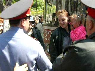 Милиционер, ударивший женщину во время демонстрации во Владивостоке, уволен
