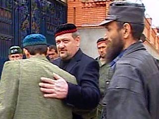 Одно из крупных формирований боевиков в Чечне отказалось от дальнейшего сопротивления федеральным силам. Так называемая "аргунская" группировка из 28 человек под командованием полевого командира Мусоста Кутиева сложила оружие