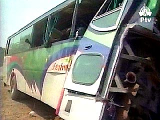 В Пакистане автобус с паломниками рухнул с моста