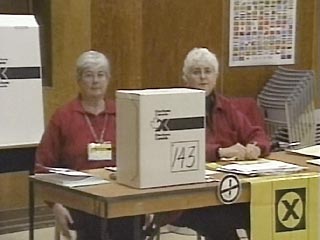 Судя по первым данным с избирательных участков, правящая Либеральная партия побеждает в большинстве округов, и ее глава и действующий премьер Жан Кретьен вновь будет формировать правительство