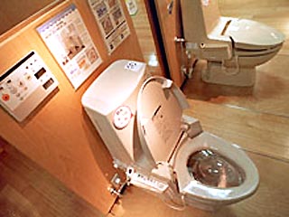 В японских туалетах, порой, интересней, чем на матче