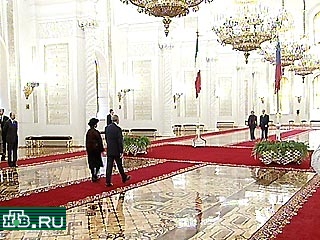 Официальный визит президента Италии Карло Чампи в Москву завершился торжественной церемонией прощания. Владимир Путин принял итальянского президента в Георгиевском зале Кремля