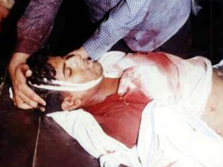 На снимке один из молодых шиитов, застреленных террористами, ворвавшимися в мечеть города Мультан