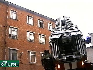 В Нижнем Новгороде сегодня днем два часа тушили здание архитектурно-строительного университета. Как сообщает корреспондент НТВ, из загоревшегося строения с помощью специальных подъемников пришлось эвакуировать 30 человек