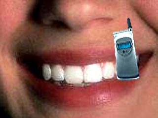 В зуб помещается самый маленький мобильный телефон