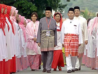 Премьер-министр Малайзии Махатхир неожиданно объявил о принятом им решении уйти в отставку