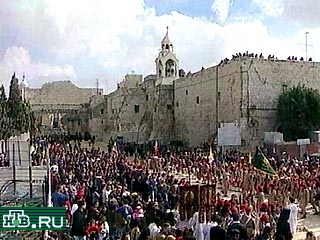 В нынешнем году муниципальные власти расположенного на Западном берегу реки Иордан города Вифлеема отменили торжества, намеченные по случаю Рождества 2001 года