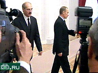 По сообщениям из Минска, сегодня днем Владимир Путин подписал распоряжение, согласно которому в России и Белоруссии вводится единая денежная единица, российский рубль