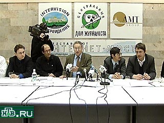 Сегодня в Москве представители движения "Гринпис" заявили, что они намерены обжаловать в суде решение Центризбиркома, который отказался проводить референдум по экологическим проблемам