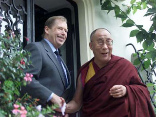 Президента Гавела и Далай-ламу связывают давние личные симпатии и общность многих взглядов на мир и развитие цивилизации