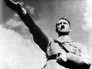 В рекламе используется образ Гитлера, который по замыслу является воплощением сторонников евро