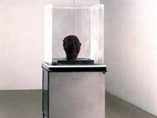 Уникальная скульптура, сделанная из замороженной человеческой крови, разрушена
