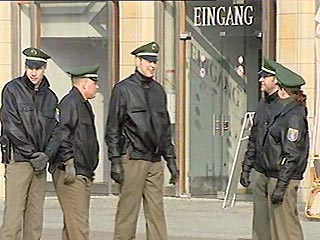 Германская полиция ведет розыск старушки, трижды ограбившей филиалы Сберегательной кассы