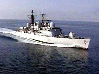 Самолет австралийских ВВС прибыл на остров Лорд Хоу, у берегов которого напоролся на скалы и получил пробоину эсминец ВМФ Великобритании "Ноттингем"