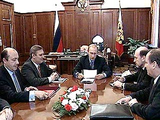 Путин в понедельник поздно вечером созвал заседание Совбеза
