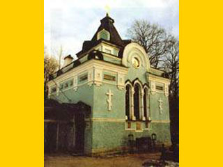 В часовне блаженной Ксении  Патриарх провел большую часть времени, отведенного для посещения святынь Смоленского кладбища