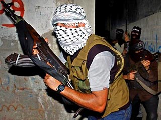 В южной части сектора Газа палестинские боевики подстерегли в засаде израильский армейский патруль и открыли огонь