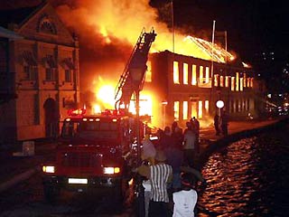 Сильнейший пожар разрушил три старинных здания в столице Гренады