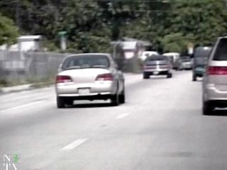 Охранник попытался остановить тронувшийся автомобиль, но угонщик прибавил газу и поехал прямо на него