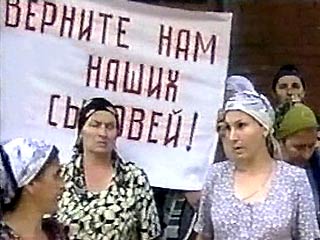 В Чечне женщины заблокировали автотрассу "Кавказ"