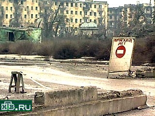 В Грозном резко ужесточен режим передвижения транспорта и пешеходов. На въездных блокпостах проверяют наличие грозненской прописки или документов, свидетельствующих о том, что человек имеет постоянную работу в городе