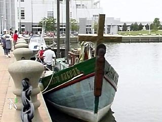 Крохотное 50-футовое судно "Святой Павел" с российским флагом газеты неизменно встречают статьями и фотографиями на первых полосах