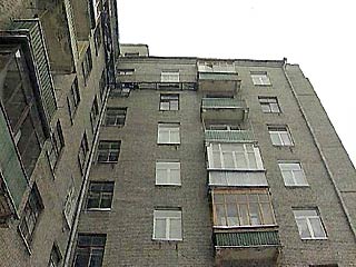 Рано утром из окна своей квартиры по Балаклавскому проспекту с 12 этажа выбросился Александр Юрков, 1982 года рождения