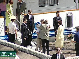 В порту Касьянова и его супругу с цветами встречали губернатор области Анатолий Лисицин с женой