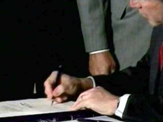 Буш подписал закон о наказании за финансовые преступления