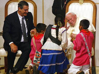 Папу Римского Иоанна Павла II и президента Висенте Фокса приветствуют мексиканские дети