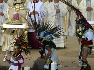 В торжественную церемонию канонизации были включены даже танцы ацтеков