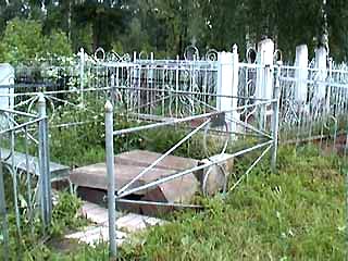 На Серафимовском кладбище Санкт-Петербурга разрушены 43 надгробия