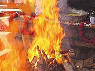В современной Индии обычай сати находится под запретом, и случаи самосожжения происходят все реже и реже