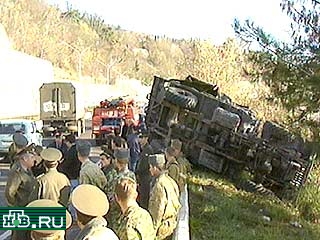 Около 12:00 на автостраде Сочи-Адлер столкнулись автомобиль ГАЗ-66, принадлежавший одной из военных частей Краснодарского края, и Жигули "ВАЗ-2106"