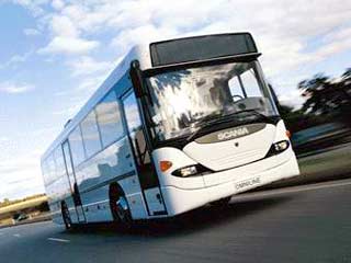 В Таллине экскаватор врезался в пассажирский автобус