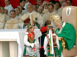 По традиции престарелого Папу приветствовали дети