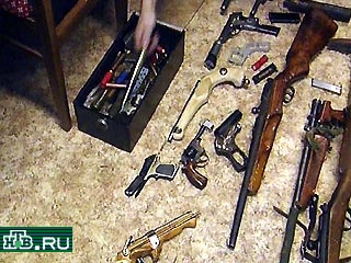 В УВД города Балашиха поступило сообщение о семейной ссоре. Но когда наряд милиции прибыл по указанному адресу, оказалось, что в квартире незаконно хранится целая коллекция самодельного огнестрельного оружия.