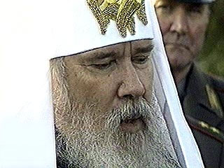 Патриарх сказал, что в день национального траура, который объявлен в России, будет молиться об упокоении душ погибших в Чечне. Коснувшись взрыва жилого дома в Москве, Алексий II выразил надежду, что государство не оставит людей, пострадавших в беде