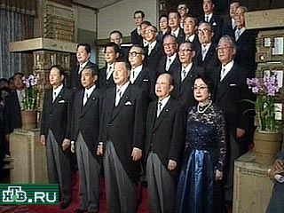 Кабинет министров японского премьера Иосиро Мори подал в отставку для того, чтобы сделать возможной реорганизацию японского правительства
