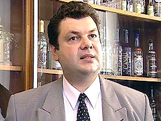 Александр Романов занимал должность генерального директора ОАО "Московский завод "Кристалл" до ноября 2000 года
