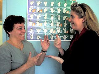 В Австралии изобретены "говорящие" перчатки для глухонемых