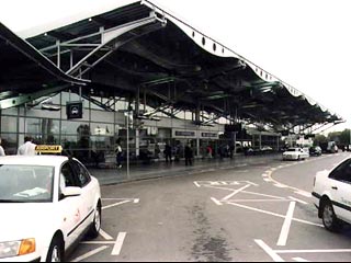Пражский международный аэропорт "Рузыне" утром был закрыт после звонка телефонного террориста