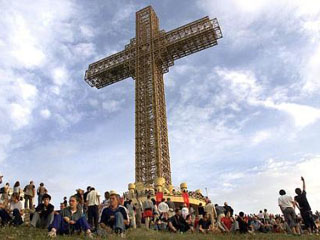 Крест высотой 76 метров, освещаемый ночью с помощью 550 прожекторов, виден на расстоянии 80 километров