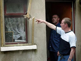 Житель католического квартала Белфаста подсчитывает убытки после столкновений с протестантами