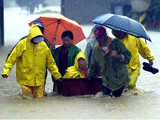 Президент страны Ким Дэ Чжун объявил положение "чрезвычайного стихийного бедствия"...