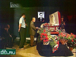 Сегодня в Москве на Ваганьковском кладбище был похоронен ректор российской академии театрального искусства Сергей Исаев